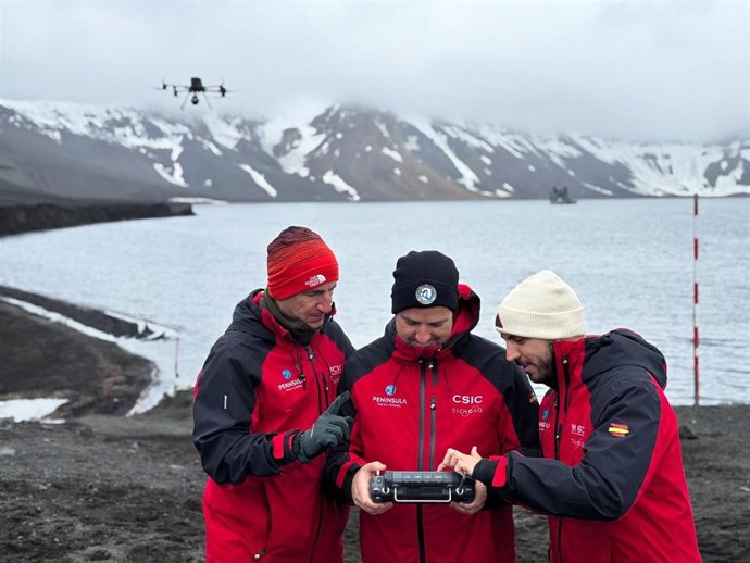 Archivo - Científicos con dron en la Antártida.