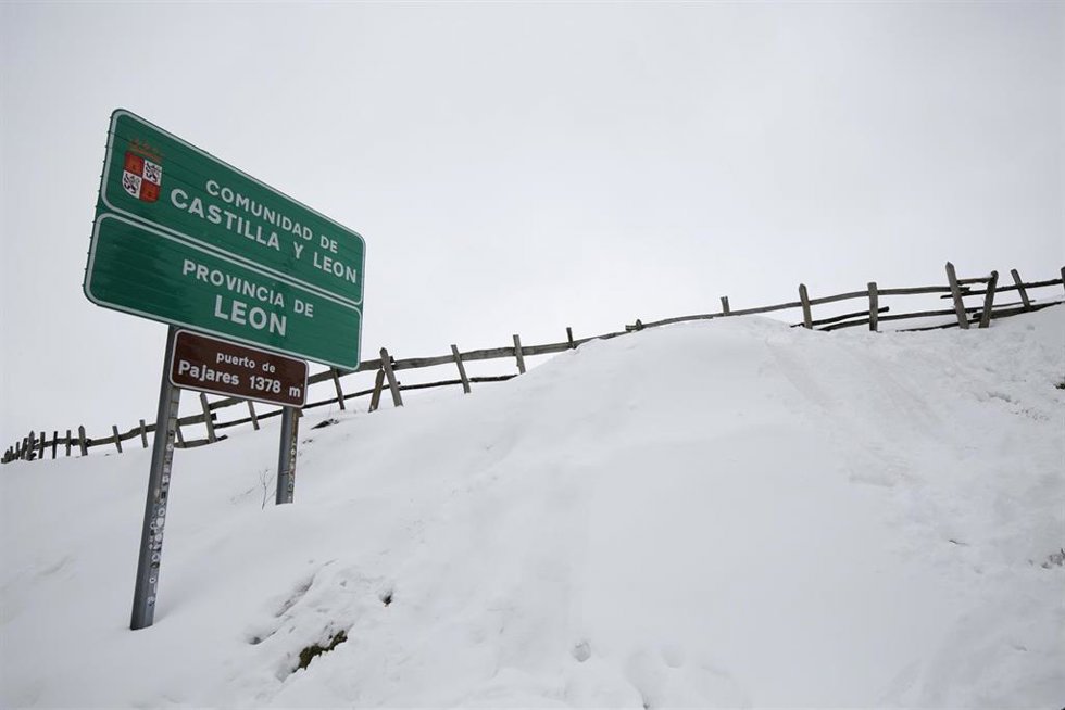 Archivo - Imagen de archivo de una nevada en la provincia de León.
