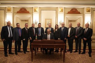 Fimra de los principios rectores de la Comisión Nacional para la Administración de Gaza (CNAG),  encabezada por el economista palestino Ali Shaath.