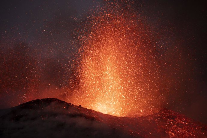 Archivo - Imagen del volcán de Tajogaite en plena erupción.