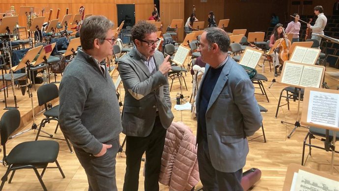El director general del Instituto de las Industrias Culturales y las Artes, Manuel Cebrián, durante el ensayo de la Orquesta Sinfónica de la Región de Murcia