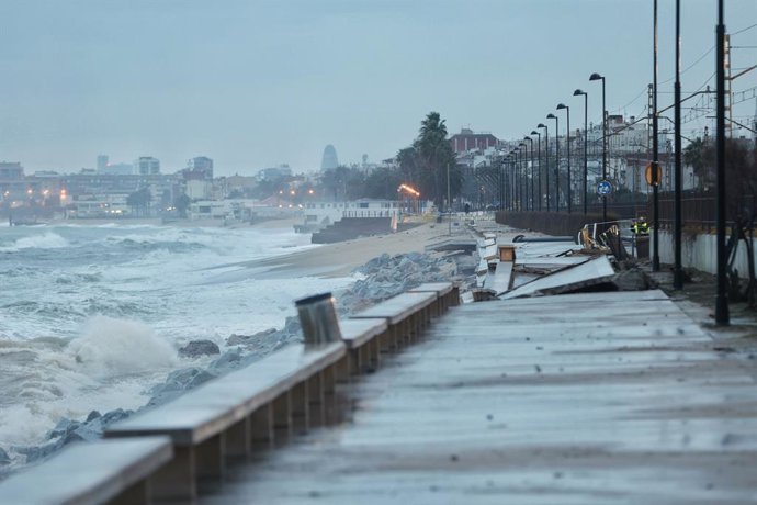 Imatge de la platja de Badalona després del temporal