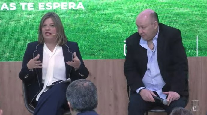 Gimena Llamedo, a la izquierda