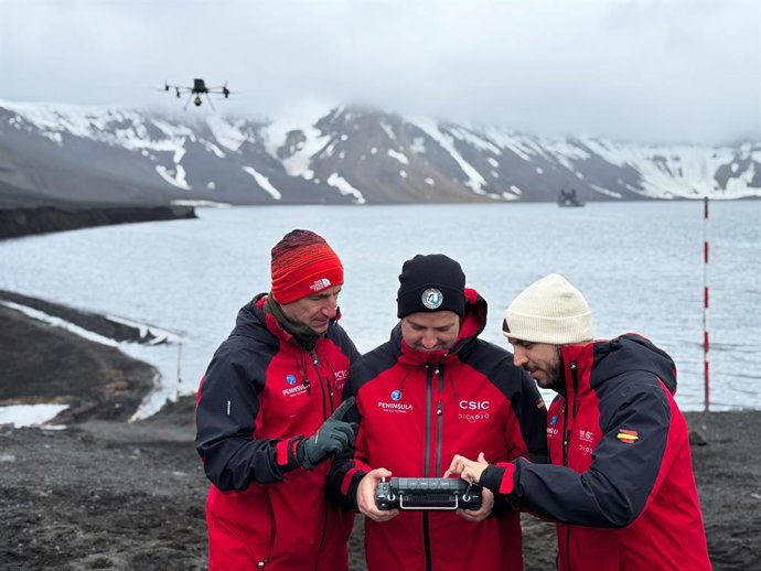 Archivo - Arquivo - Cientistas com drone na Antártida.