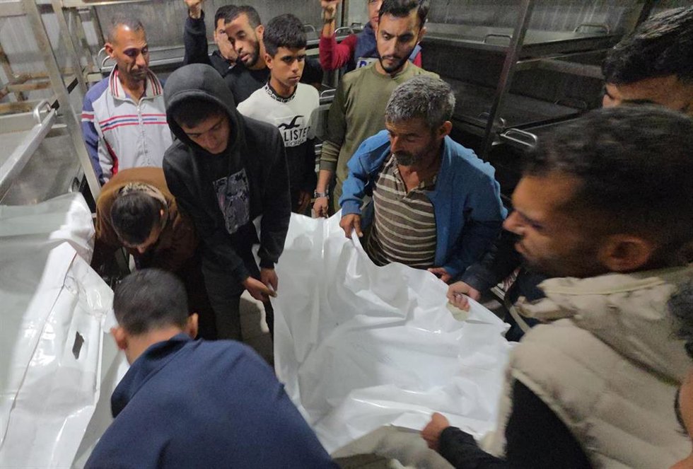 Archivo - Palestinos trasladan los cuerpos de varios muertos en un ataque ejecutado por Israel en diciembre de 2025 contra la Franja de Gaza, a pesar del alto el fuego en vigor desde el 10 de octubre de ese año (archivo)