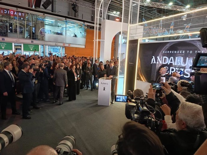 Los Reyes, Felipe VI y Leticia, firman en el libro de condolencias instalado exprofeso en el pabellón de Andalucía en Fitur por la tragedia de Adamuz.