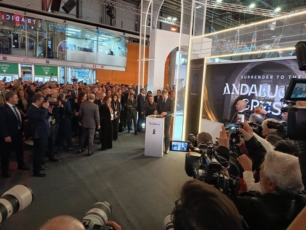Los Reyes, Felipe VI y Leticia, firman en el libro de condolencias instalado exprofeso en el pabellón de Andalucía en Fitur por la tragedia de Adamuz.