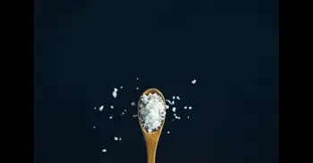 Ni rosa ni gourmet: esta es la sal que recomiendan los expertos (y que casi nadie usa a diario)