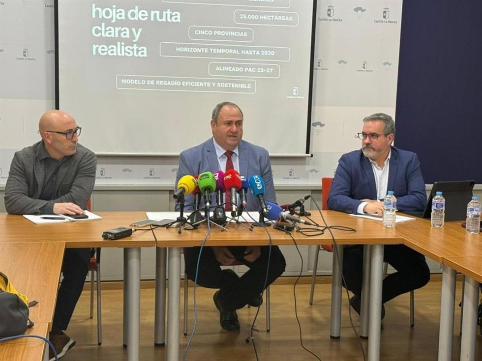 El consejero de Agricultura, Julián Martínez Lizán, en rueda de prensa.