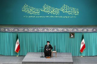 El líder supremo iraní, el ayatolá ALÍ JAMANÉI, habla durante una reunión en Teherán.