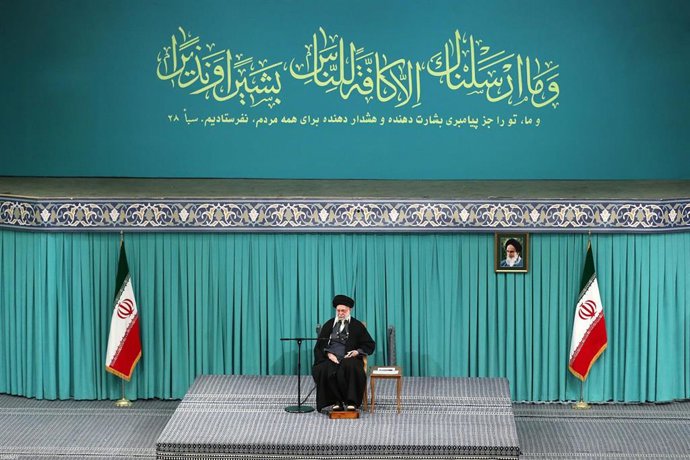 El líder supremo iraní, el ayatolá ALÍ JAMANÉI, habla durante una reunión en Teherán.