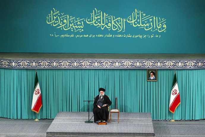 17 de janeiro de 2026, Teerã, Irã: O líder supremo iraniano, aiatolá ALI KHAMENEI, discursa durante uma reunião em Teerã. Khamenei afirmou que o Irã considera o presidente dos EUA, Donald Trump, um criminoso por causar vítimas, danos e difamação contra o 