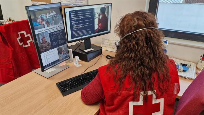Voluntaria de la Cruz Roja realizando el seguimiento telefónico de la campaña  'En guardia contra el frío'.