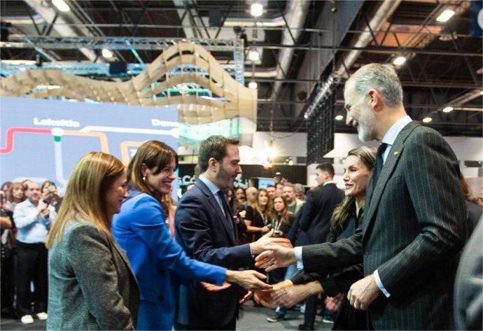 Los consejeros de Turismo y Justicia del Gobierno Vasco, Javier Hurtado y María Jesús San José, y la alcaldesa de Vitoria-Gasteiz, Maider Etxebarria, con los reyes en Fitur (Madrid)