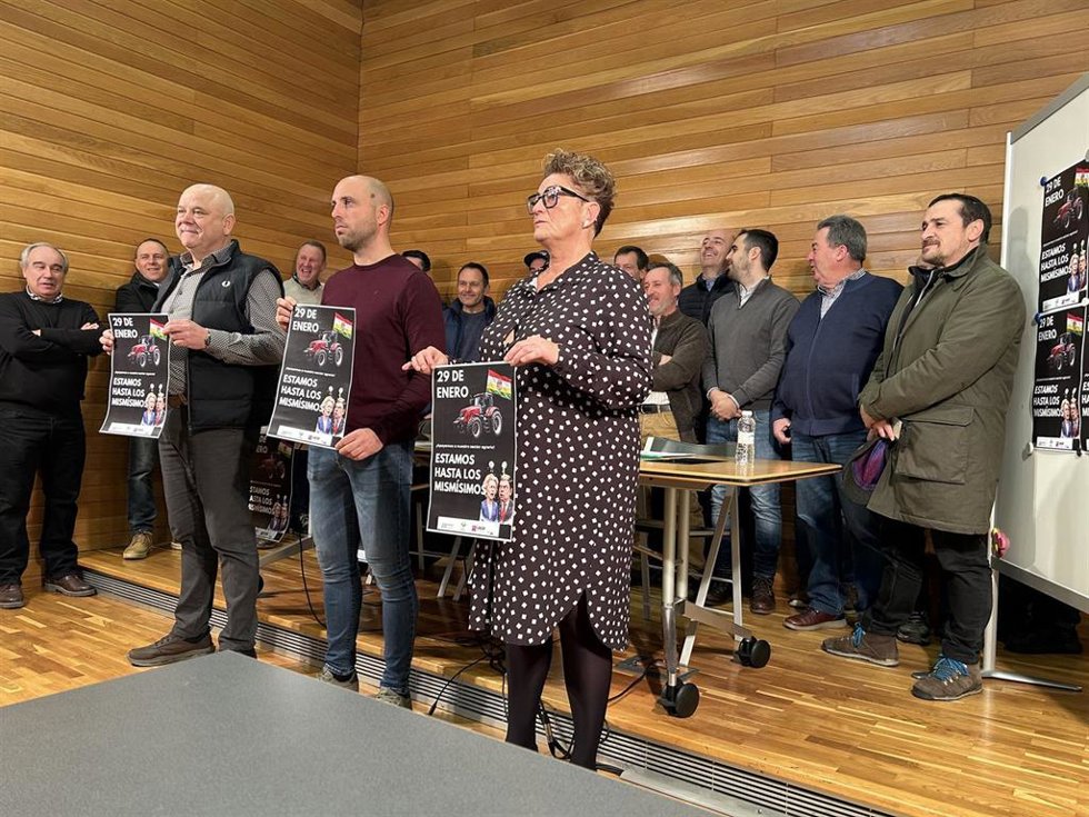 El presidente de UAGR-COAG, Óscar Salazar; el presidente de ARAG-ASAJA, Eduardo Pérez, y la secretaria general de UPA, Eva Lafrayada, presentan la 'tractorada'