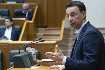 Archivo - El vicelehendakari y consejero de Economía, Trabajo y Empleo, Mikel Torres,