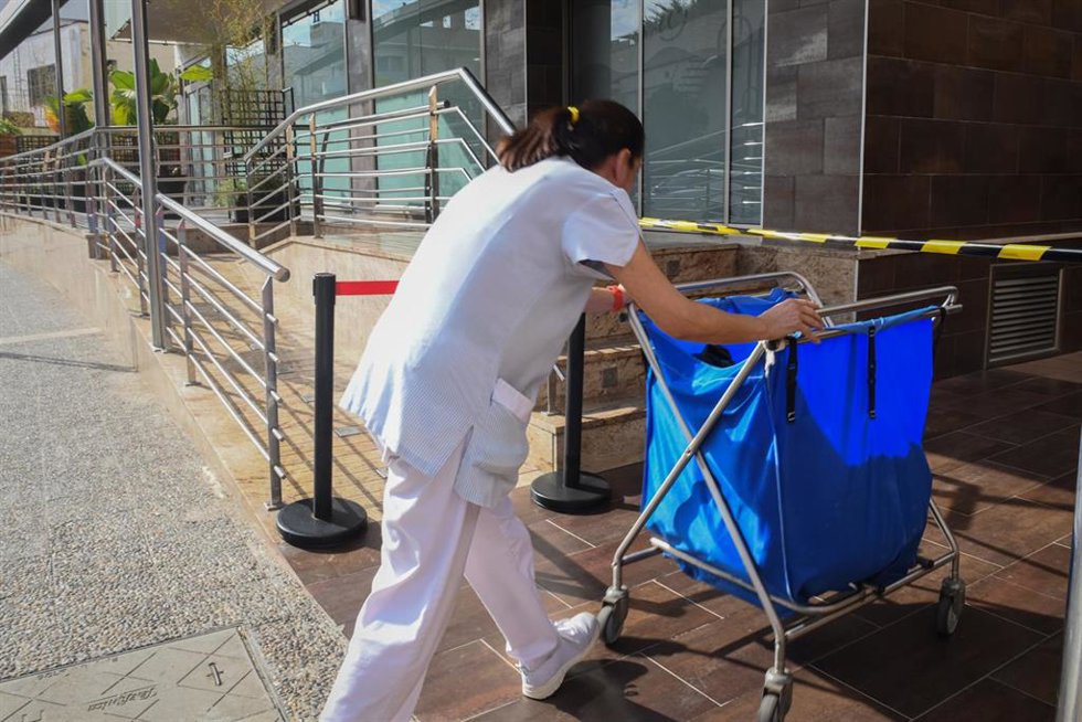 Archivo - Una trabajadora de la limpieza en el hotel donde tienen previsto alojarse los primeros 1000 migrantes solicitantes de asilo, a 3 de septiembre de 2024, en Tossa de Mar, Girona, Catalunya (España).