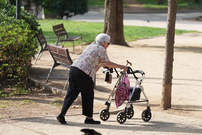Archivo - Una persona camina con un andador, a 17 de septiembre de 2025. Foto archivo.