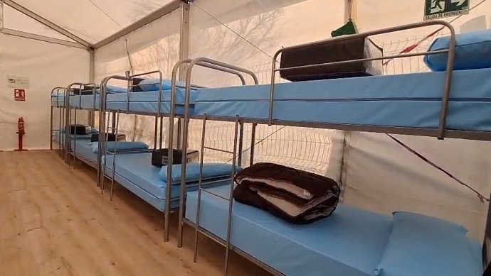 Una de las zonas del módulo de atención de migrantes instalado en el puerto de Formentera.