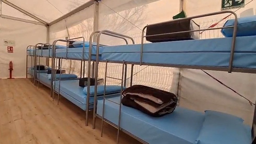 Una de las zonas del módulo de atención de migrantes instalado en el puerto de Formentera.