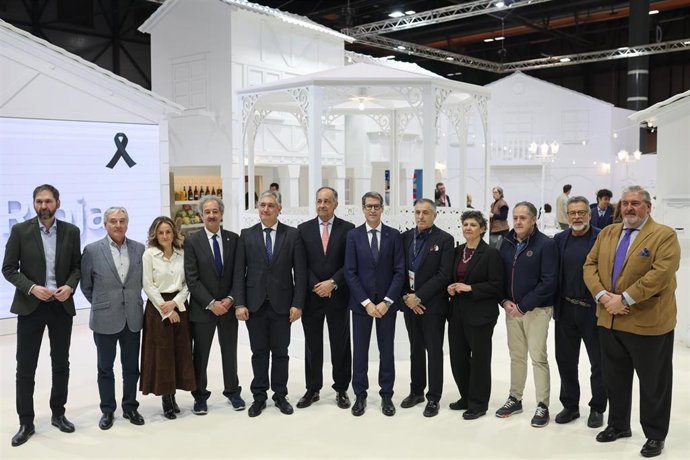 Foto de familia durante su visita al estand de La Rioja en FITUR 2026, en IFEMA, a 22 de enero de 2026, en Madrid (España).