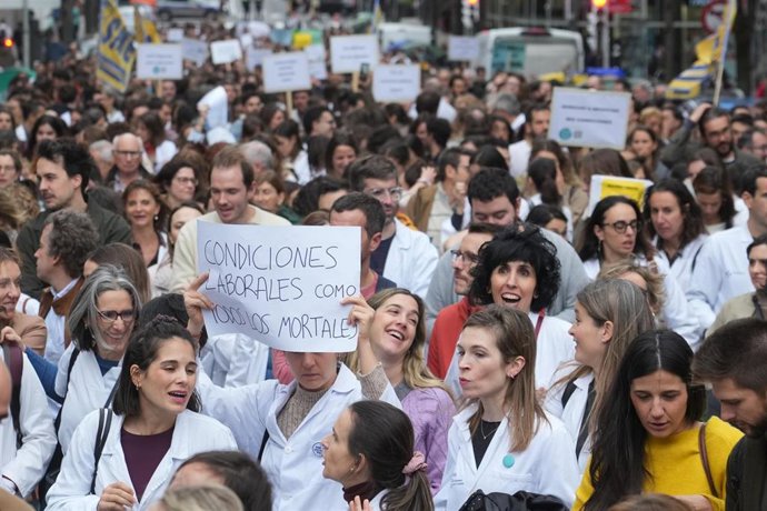 Archivo - Médicos durante una manifestación convocada por el Sindicato Médico de Euskadi, a 9 de diciembre de 2025, en Bilbao, País Vasco (España). 