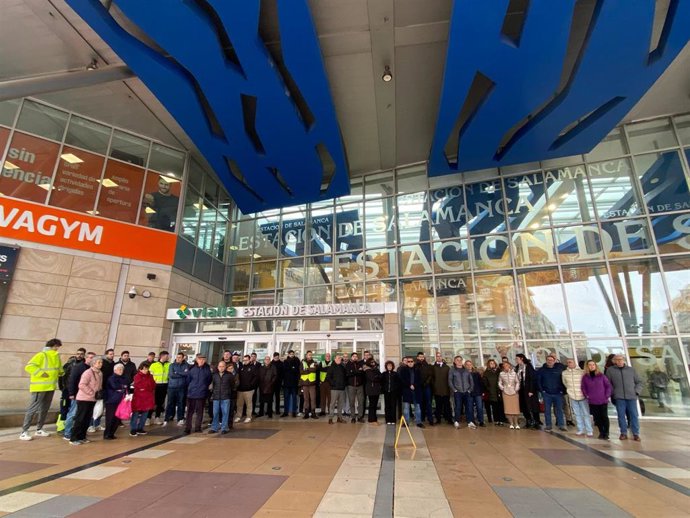 Representantes de UGT en el sector ferroviario y en Adif en Salamanca, guardan un minuto de silencio por las víctimas de Adamuz.
