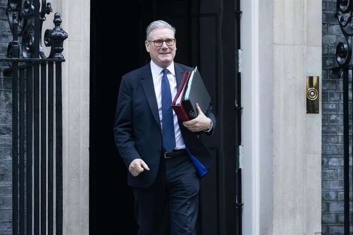 El primer ministro de Reino Unido, Keir Starmer, sale de Downing Street para acudir al Parlamento británico.