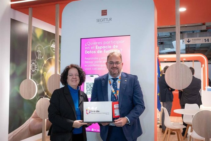 El alcalde de Mérida, Antonio Rodríguez Osuna, recoge el distintivo como destino de turismo inteligente en Fitur.