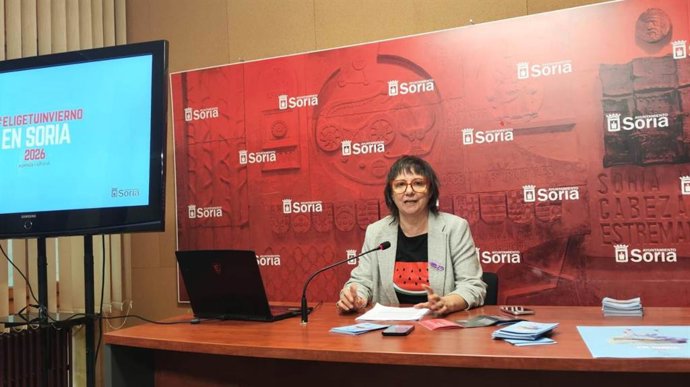 La concejal de Cultura del Ayuntamiento de Soria, Gloria Gonzalo, detalla la campaña cultural 'Elige tu invierno'.