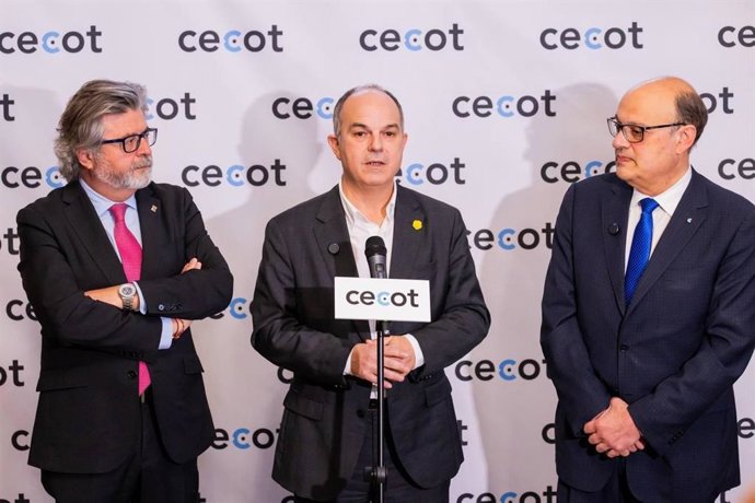 El vicepresident de Junts, Toni Castellà, amb el secretari general del partit, Jordi Turull, i el president de la patronal Cecot, Xavier Panés