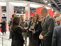 La alcaldesa de Archena entrega a los reyes en Fitur el perfume del municipio