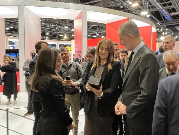 La alcaldesa de Archena entrega a los Reyes en Fitur el perfume del municipio