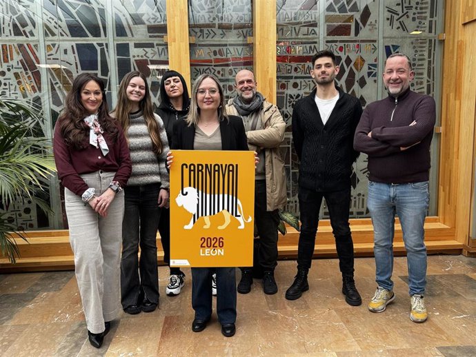 La concejala de Comercio, Consumo y Fiestas del Ayuntamiento de León, Camino Orejas, con el cartel ganador del concurso de Carnaval 2026, junto a los miembros del jurado.