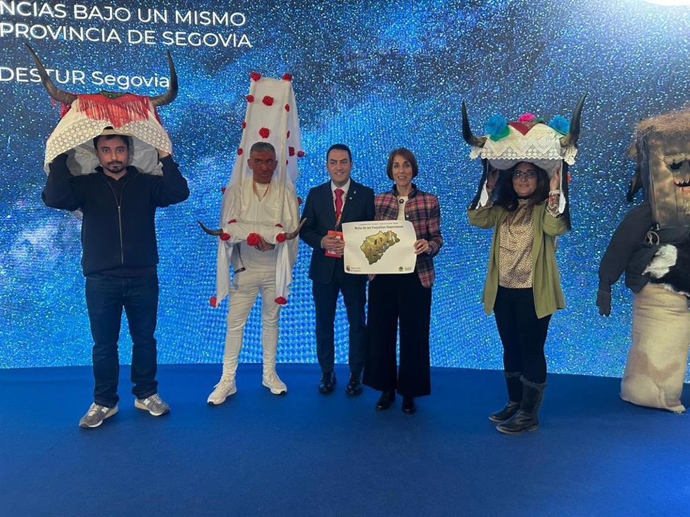 El diputado d eTurismo, Javier Figueredo (centro), con miembros de 'Despertar memoria' que muestran ejemplos de Vaquillas de Carnaval .