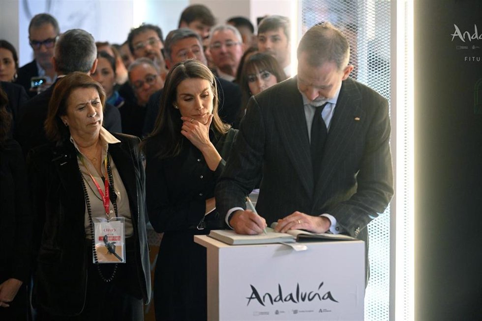 La Reina Letizia y el Rey Felipe firman en el libro de condolencias por el accidente de Adamuz durante la inauguración oficial de la 46 edición de la Feria Internacional de Turismo (FITUR), en IFEMA Madrid, a 22 de enero de 2026, en Madrid (España). 