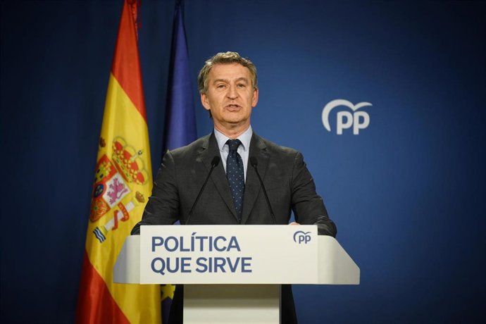 Archivo - El presidente del Partido Popular, Alberto Núñez Feijóo, durante una rueda de prensa, en la sede del PP en Génova, a 12 de junio de 2025, en Madrid (España). 