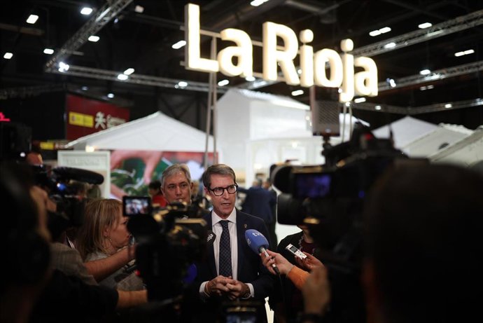 El presidente de La Rioja, Gonzalo Capellán, atiende a los medios de comunicación durante su visita al estand de La Rioja en FITUR 2026, en IFEMA, a 22 de enero de 2026, en Madrid (España). 