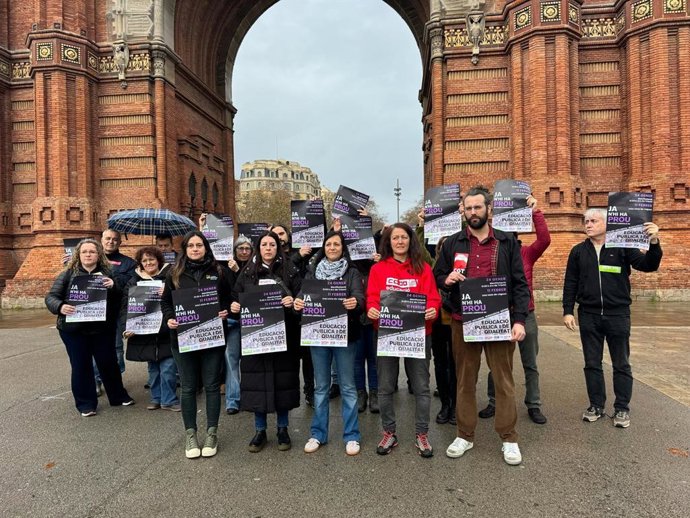 Los representantes de los sindicatos educativos este jueves tras la rueda de prensa en el Arc de Triomf de Barcelona