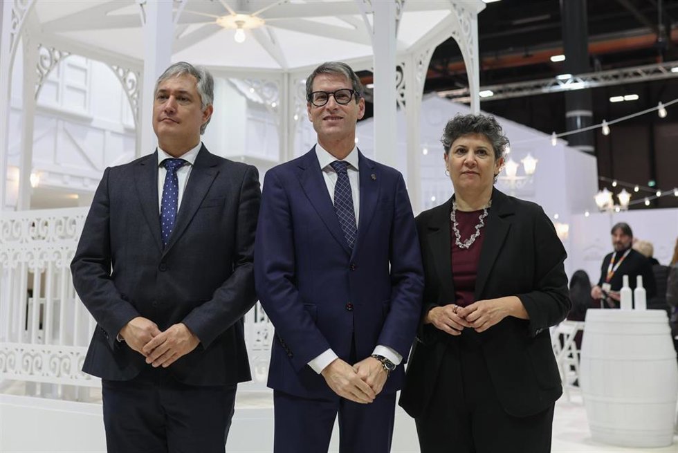 (I-D) El consejero de Turismo, Cultura, Deporte y Juventud, José Luis Pérez Pastor; el presidente de La Rioja, Gonzalo Capellán, y la directora general de Turismo de la Rioja, Virginia Borges, durante su visita al estand de La Rioja en FITUR 2026