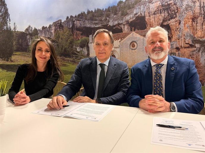La concejala de Festejos y Tradiciones, Carmen Seguín (i), el alcalde de Salamanca, Carlos García Carbayo (c) y el presidente de la Junta de Semana Santa, Francisco Hernández (d).