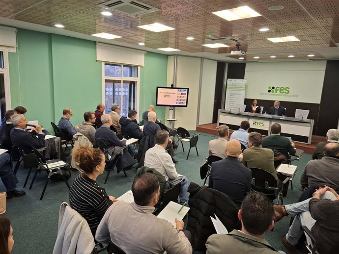 Un momento de la reunión del presidente de FES con los comisionados de la Federación Empresarial .