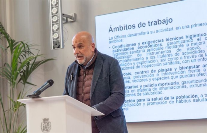 El concejal de Área de Sanidad, Gonzalo López Pretel, presenta la oficina de asesoramiento e inspección sanitaria