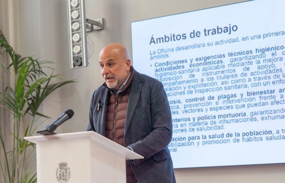 El concejal de Área de Sanidad, Gonzalo López Pretel, presenta la oficina de asesoramiento e inspección sanitaria