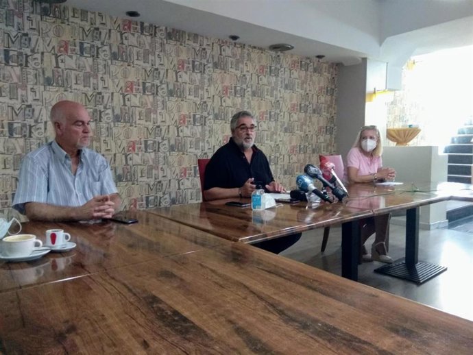 Archivo - En el centro, el coordinador de la Mesa en Defensa del Ferrocarril de Almería, José Carlos Tejada