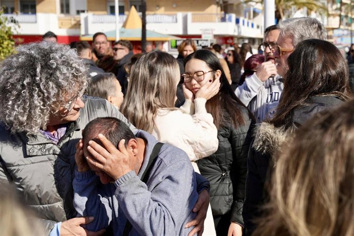 Imágenes de los cinco minutos de silencio convocado por el Ayuntamiento de Punta Umbría (Huelva) el pasado martes en memoria de las personas fallecidas en el accidente de tren de Adamuz.