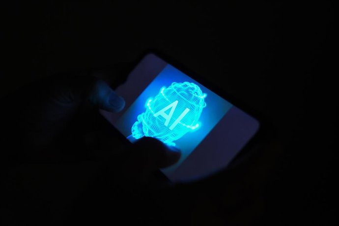 Archivo - Un móvil con las siglas AI de Artificial Intelligence (Inteligencia Artificial), a 24 de octubre de 2025, en Barcelona, Cataluña (España). Según un estudio de la Universidad Internacional de La Rioja (UNIR), España se sitúa a la cabeza del desar