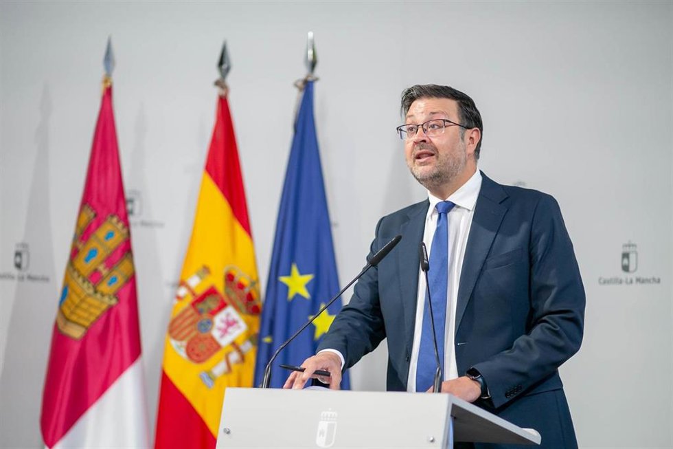 Archivo - El consejero de Educación Cultura y Deportes, Amador Pastor, en rueda de prensa.
