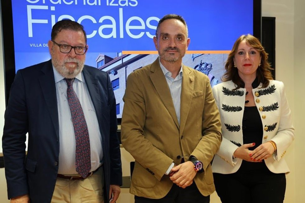 Archivo - El segundo teniente de alcalde, Alberto Rodríguez de Rivera; el alcalde de Móstoles, Manuel Bautista, y la portavoz del Grupo Municipal VOX, Nieva Machín durante la presentación del proyecto de Ordenanzas Fiscales para el ejercicio 2026