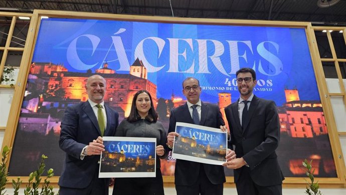 El alcalde de Cáceres, Rafael Mateos, junto a otros concejales de su gobierno en la presentación de la oferta turística de Cáceres en Fitur